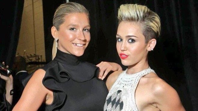 Miley Cyrus hủy tất cả hợp đồng với Dr Luke để ủng hộ Kesha