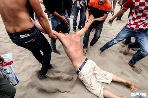 Tranh giành phết, hành loạt thanh niên bị đánh gục tại lễ hội