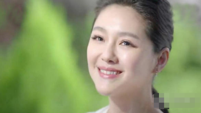 Đại S bầu 5 tháng vẫn tự tin quay quảng cáo dù béo tròn