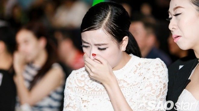Hoàng Thùy Linh xuất hiện mệt mỏi trên hàng ghế khách mời The Remix