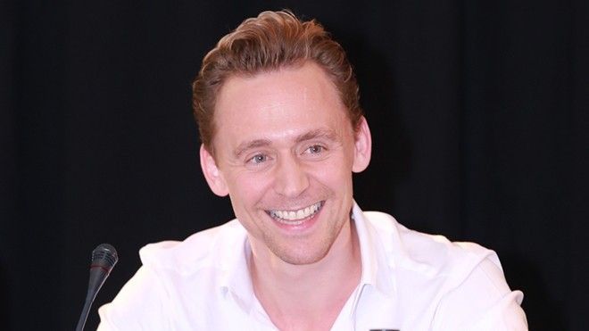 Cận cảnh vẻ quyến rũ 'không góc chết' của Tom Hiddleston tại Hà Nội