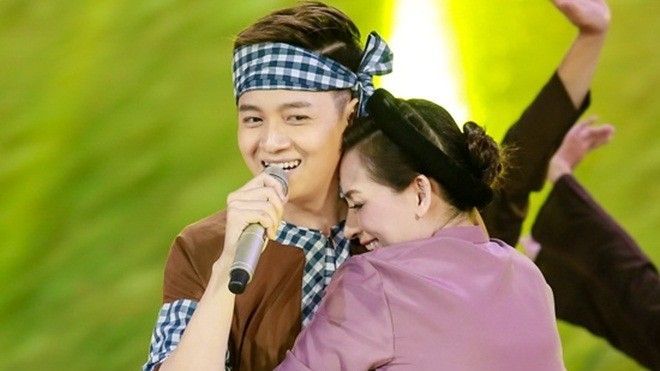 Team Ngô Kiến Huy dễ dàng vượt qua thử thách đứng trên một chân