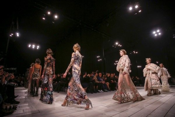 Họa tiết bướm hoa ngập tràn trong BST của Alexander McQueen