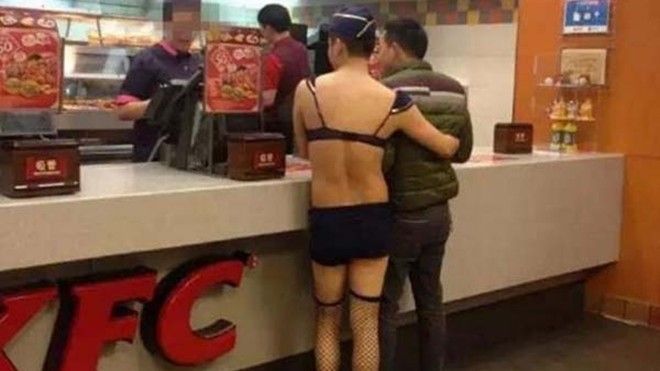 Để được động phòng, chú rể mặc áo ngực, đi tất lưới chạy khắp phố