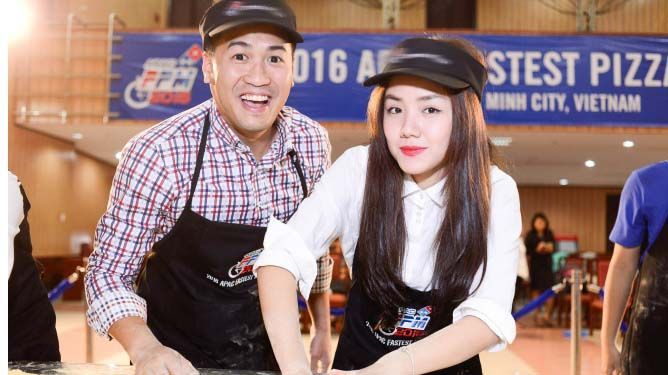 Em chồng Hà Tăng lấm lem, trổ tài làm bánh cùng hotgirl xinh đẹp