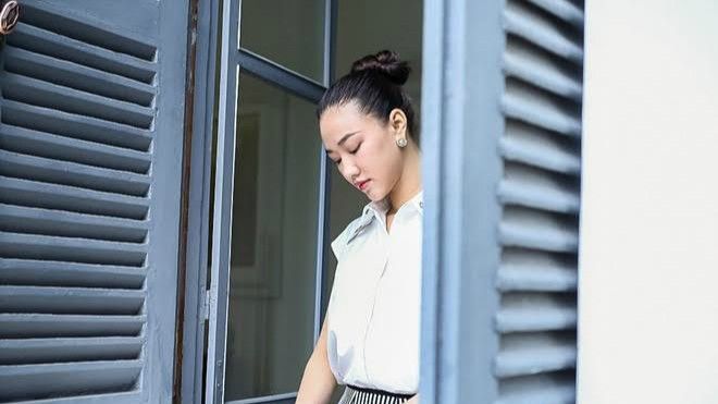 'Lục' túi sao: Maya mang theo sản phẩm làm đẹp nào ra phố?