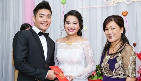 MC Hồng Phượng rạng rỡ trong lễ ăn hỏi cùng 'hoàng tử xiếc' Quốc Cơ