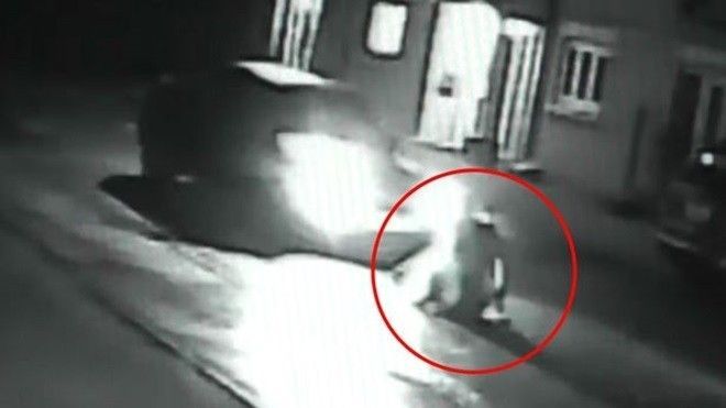 Clip sốc: Lái xe cán chồng cũ của bạn gái nhiều lần liên tiếp