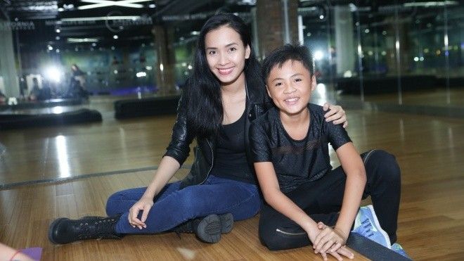 Ái Phương thành cô giáo hướng dẫn học trò nhí hát hit triệu view
