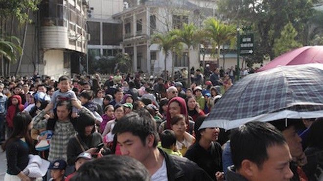 Hàng ngàn người vây kín Bảo tàng thiên nhiên vì tin đồn có cụ Rùa