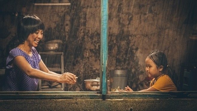 'Hoa hậu hài' Thu Trang hóa bà mẹ thiểu năng trong phim 'Nắng'