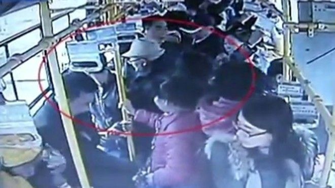 Ông già và bà bầu, ai phải nhường ai trên xe buýt?