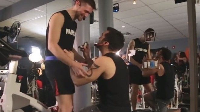 Trai đẹp cầu hôn ngọt ngào như 'Thượng Ẩn' trong phòng gym