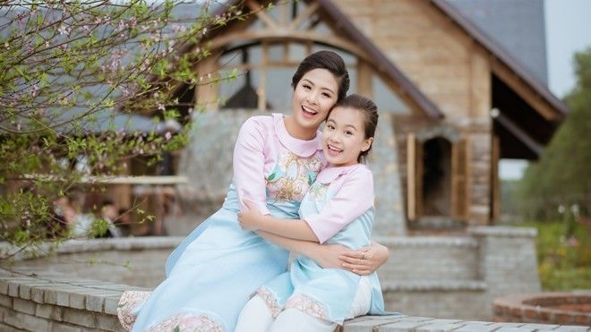 Ngọc Hân hóa nàng Xuân trong tà áo dài cùng 'con gái nuôi'