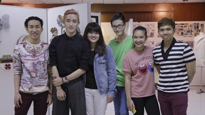 Clip: Quán quân Project Runway Vietnam giản dị về thăm trường cũ