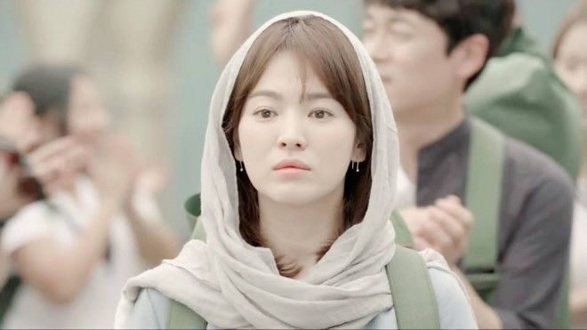 Soi style thời trang đơn giản của Song Hye Kyo trong Descendants of the Sun