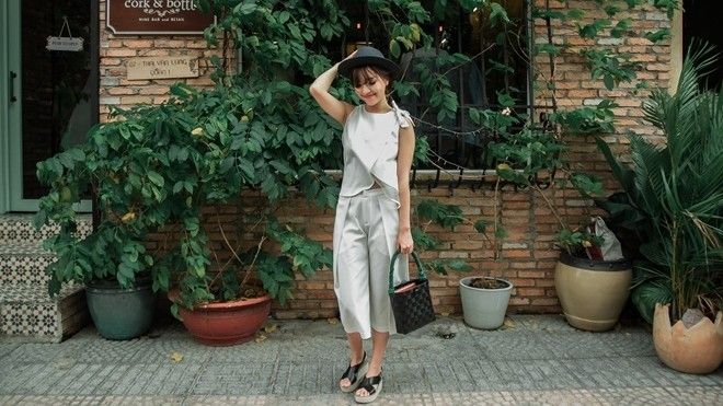 Bích Phương lăng xê túi 'đi chợ' trên phố