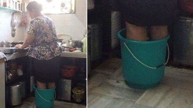 Người mẹ đứng trong xô nước nóng để nấu bữa sáng cho con
