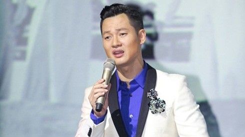 Đức Tuấn bật khóc ngon lành trong đêm nhạc riêng