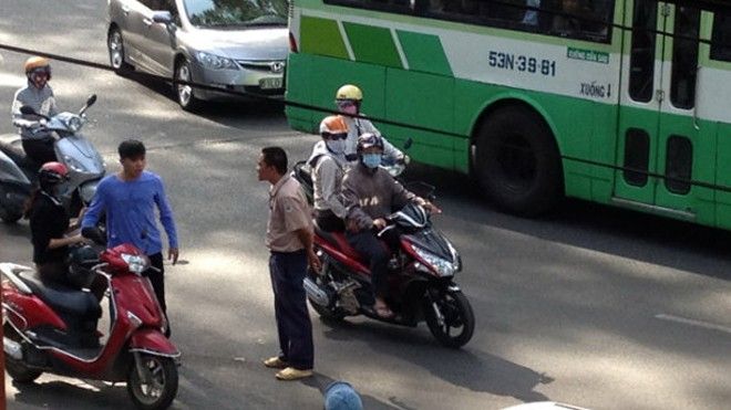 Clip xe buýt hung thần lấn tuyến, đâm người, bỏ chạy