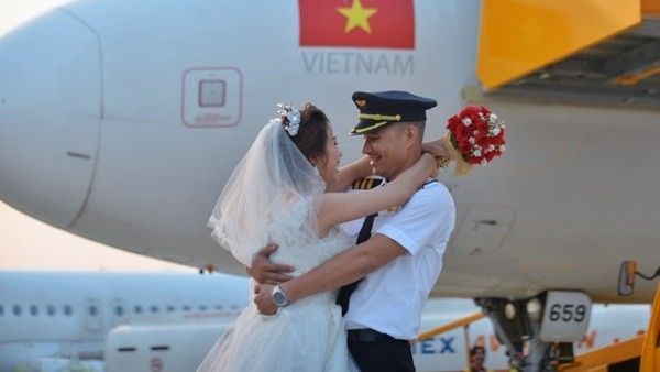 Bộ ảnh cưới có một không hai của cặp đôi phi công Việt