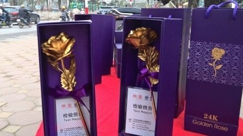Giật mình với những nguy cơ tiềm ẩn từ hoa hồng dát vàng 24k giá rẻ