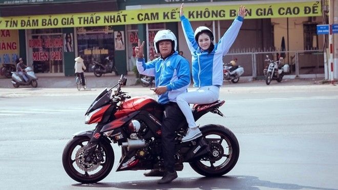 Lý Nhã Kỳ ngồi mô tô cổ động các vận động viên đua xe đạp nữ