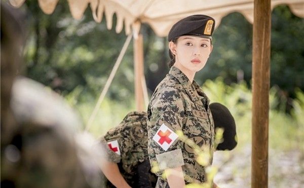 Chỉ là mặc quân phục, Myung Joo có cần phải đẹp đến thế?