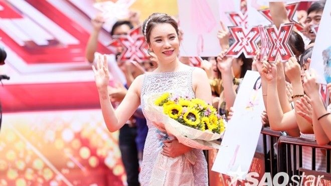 Hồ Quỳnh Hương đẹp xuất sắc trong thiết kế Việt, ngồi ghế nóng X-Factor