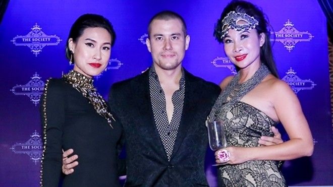 Kathy Uyên lộng lẫy đi dự tiệc cùng bạn trai Tây