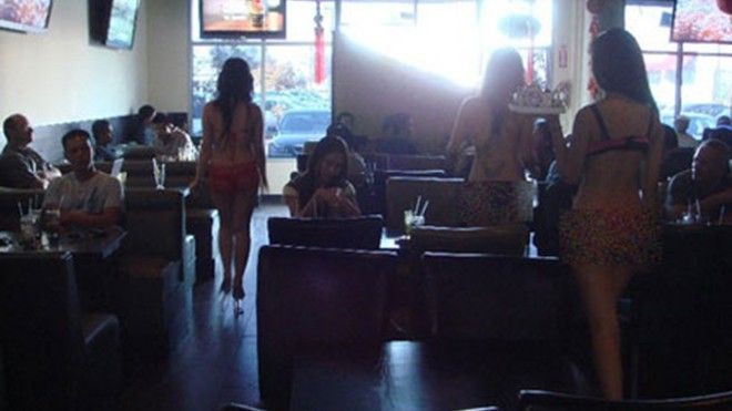 Quán cafe của người Việt tại Mỹ bị kiện vì tiếp viên chỉ mặc bikini