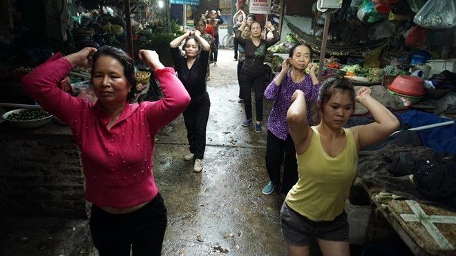 Vừa bán rau, bán thịt vừa nhảy Aerobic trong chợ ở Hà Nội