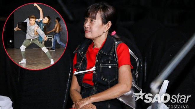Xúc động hình ảnh mẹ S.T (365) ngồi lặng lẽ góc hậu trường cổ vũ con trai