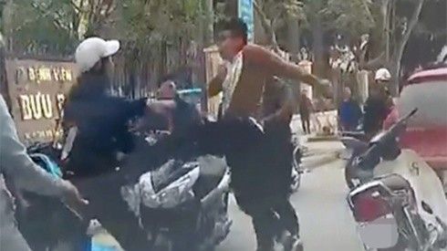 Giải quyết va chạm giao thông bằng dao và điếu cày, một người nhập viện