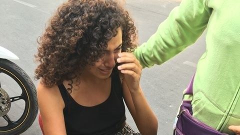 Nữ du khách ngồi khóc vì bị cướp giữa Sài Gòn