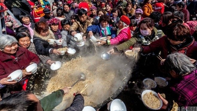 2.000 người xì xụp húp mì nấu trong nồi khổng lồ nhân ngày 'rồng ngóc đầu'