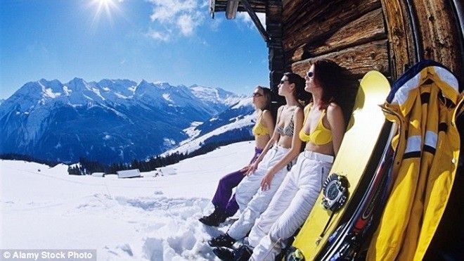 Phía sau những cuộc vui thâu đêm suốt sáng của các nữ 'quản gia' xinh đẹp