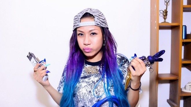 Stylist 'nổi loạn' nhất showbiz Việt mang gì khi ra đường?