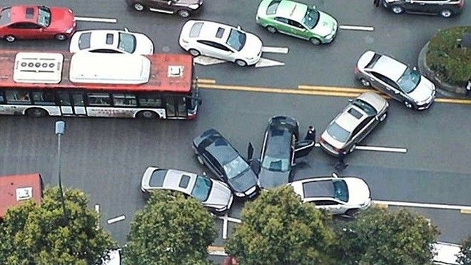 Bạn có thể giải thích được vụ tai nạn giao thông kỳ quái này không?