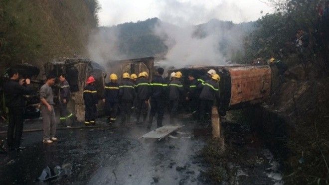 Xe khách lật tung, ba người cháy đen sau khi va chạm với xe bồn chở dầu