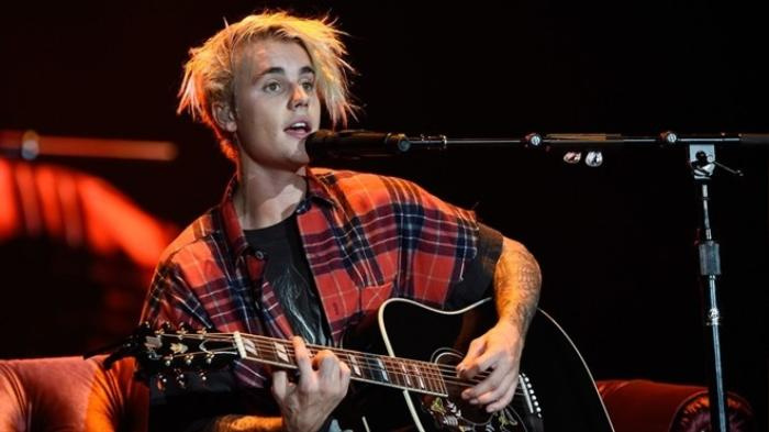 Justin Bieber ôm guitar lãng tử, bất ngờ trình làng siêu hit hoàn toàn mới  - Saostar.vn