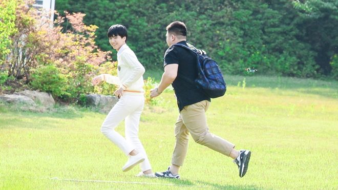 Làm nghề gì để được 'sờ mó công khai' G-Dragon, nô đùa với Vương Tuấn Khải dưới ánh nắng ấm áp