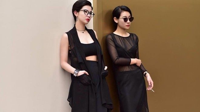 Đã tìm ra những fashionista mặc đồ đen chất nhất hệ mặt trời