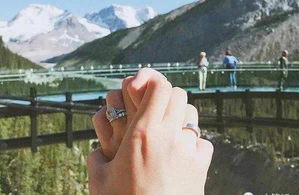 Trào lưu 'Nắm tay nhau đi khắp thế gian' phiên bản 'giấu mặt, giấu người'