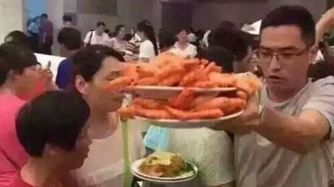 Hãi hùng cảnh khách Trung Quốc ăn buffet như đi hôi của