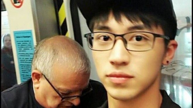 Hứa Ngụy Châu đỏ mặt khi fan nam tỏ tình 'anh yêu em' giữa nơi công cộng