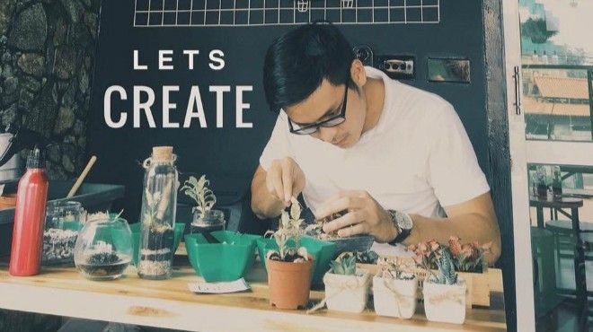 Loạt quán cafe Hà Nội hút khách không chỉ vì món ngon mà còn vì… trai đẹp