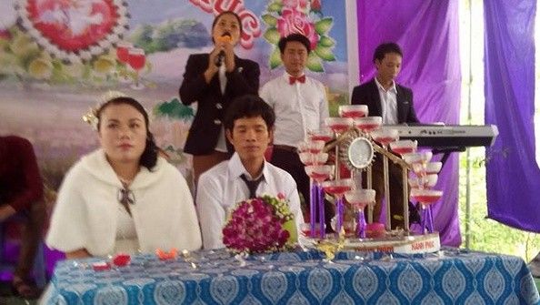 Đám cưới hot nhất ngày: Cô dâu 42 tuổi nặng 85kg, chú rể 22 tuổi nặng 45kg