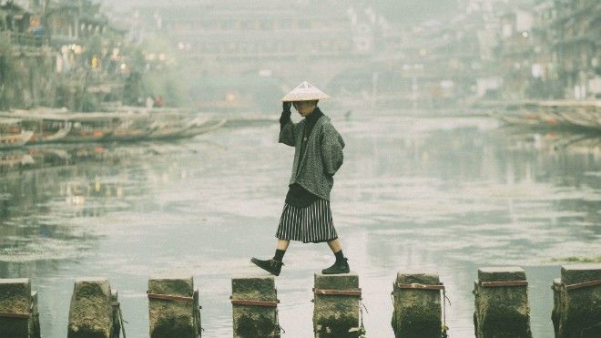 Phượng Hoàng cổ trấn ấn tượng trong loạt ảnh của anh chàng có style lạ