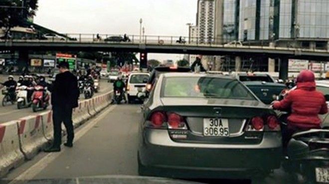 TP HCM ra quân phạt người 'tè bậy' trên đường